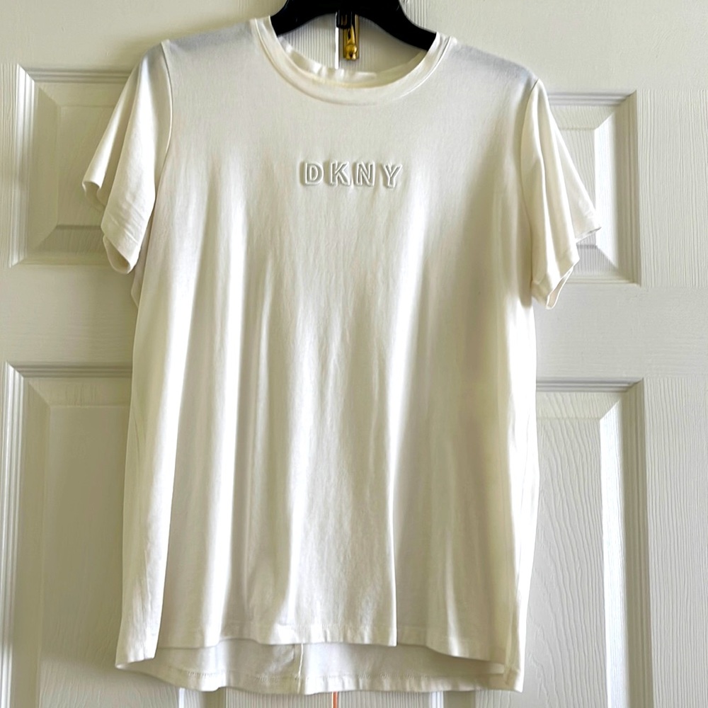💋SALE💋DKNY Off-White Short Sleeves T-shirt with Scoop Neck, DKNY Logo. Size M.